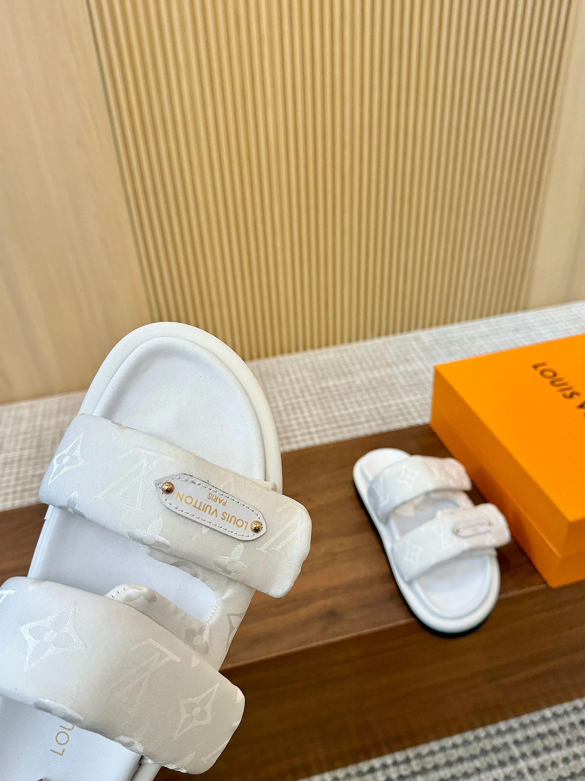 👟👟Ex-factory price 420👟👟 Mimi [lv] The new slippers are hot. They have been selling before taking pictures. You can imagine the popularity. They are still classic old patterns with customized logo buttons. They are very suitable for daily leisure and home. Each of the 3] color options is so beautiful and delicate, noble yet elegant. Highly recommended. New products + show bdetails Standard size: |35-46 Color: black, presbyopia brown, white